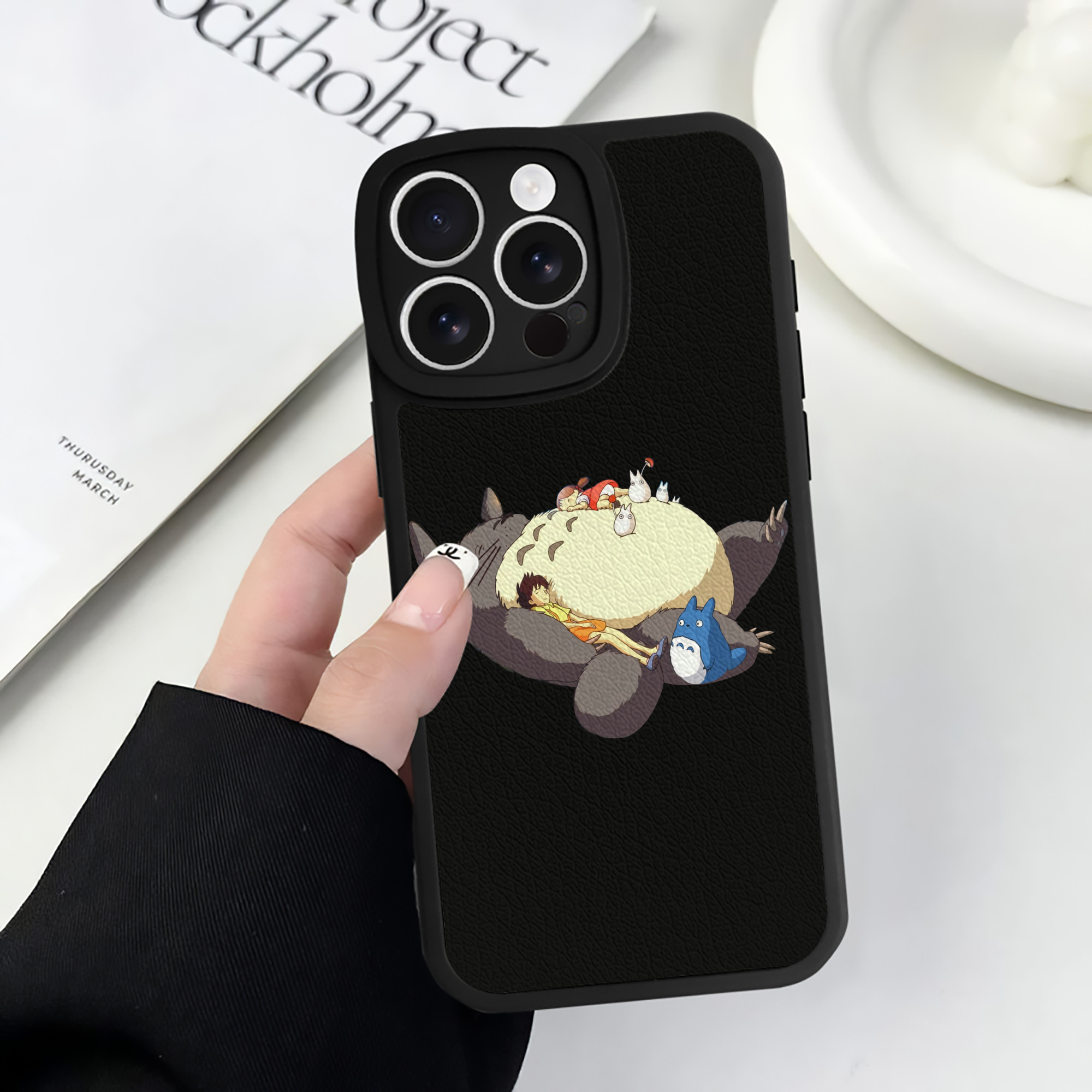 （画像用） となりのトトロ 草壁メイ 草壁サツキ My Neighbor Totoro Satsuki Kusakabe Mei Kusakabe 【iPhone 16シリーズ対応】シリコンスマホケース（レザー調） 材質：シリコン